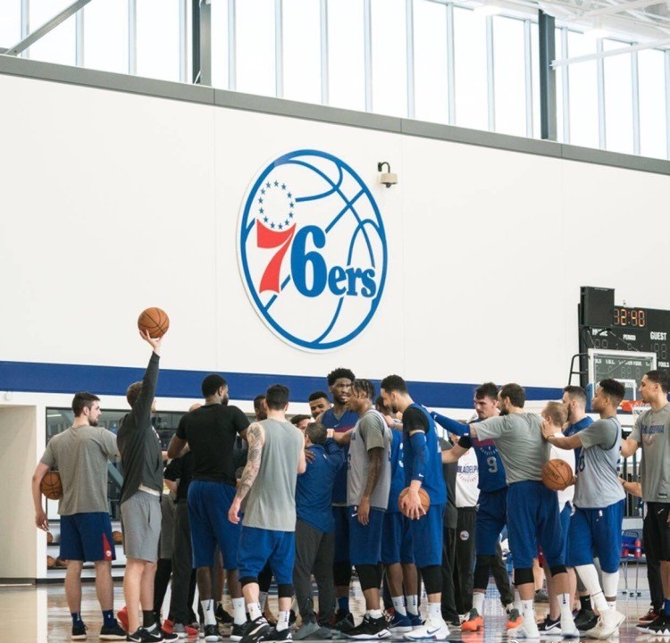 为什么要敲钟nba76人队(五年来的首场季后赛，年轻的76人远比你想象的成熟！)