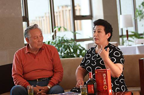 鸿茅药酒老板当选十大经济人物,一年150亿砸广告,曾被通报2600次