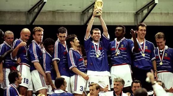 巴西vs法国1998年(我小时候，法国队是这样踢球的)