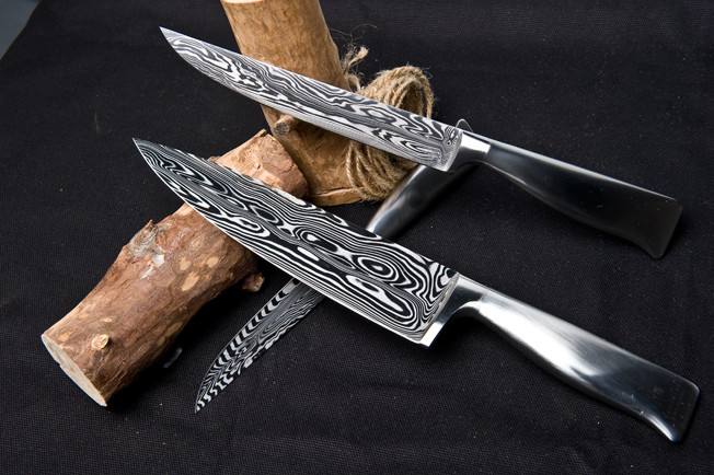 是用乌兹钢锭制造,表面拥有铸造型花纹的刀具,世界三大名刃之一