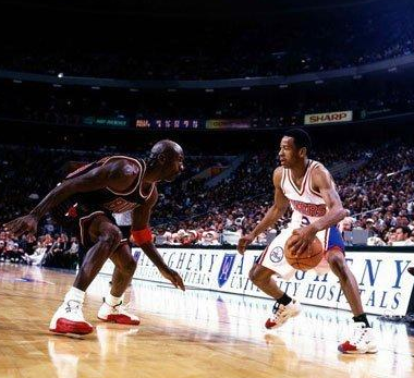 艾弗森10佳球（艾弗森生涯十大经典比赛：单场狂飙60分，送给紫金王朝的唯一一败）