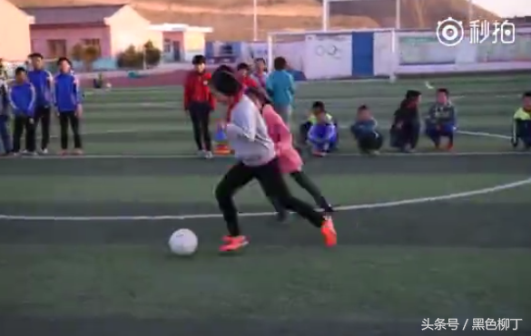 足球女神童(甘肃山区12岁的女足神童火了！单次颠球数超2500个，还在读小学)
