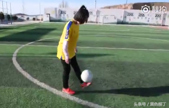 足球女神童(甘肃山区12岁的女足神童火了！单次颠球数超2500个，还在读小学)
