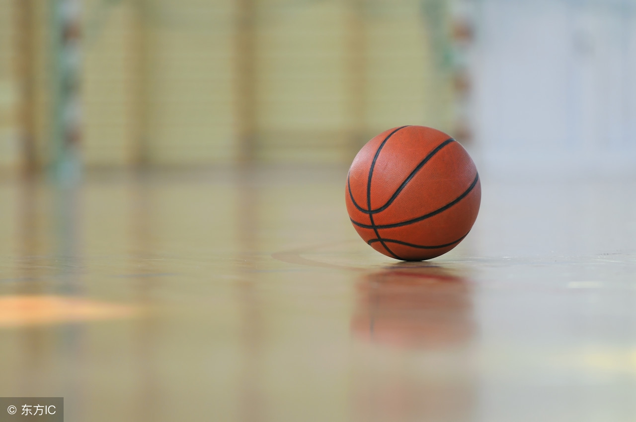 篮球比赛全场一队多少人（篮球教学之一：篮球的基本规则）-趣拿体育