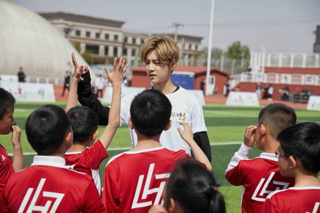 前段时间鹿晗回到自己学校做公益,自然不能忘了与自己的学弟在这片