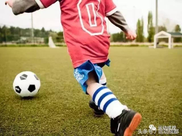 人工草皮足球鞋用TF好还是AG好（如何挑选一双合适自己的足球战靴，看看专业人士是怎么说的）-华海博客