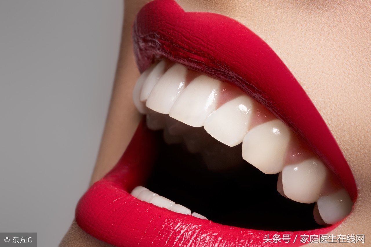 日常进食，牙齿难免会发黄，可借助这2个方式美白牙齿