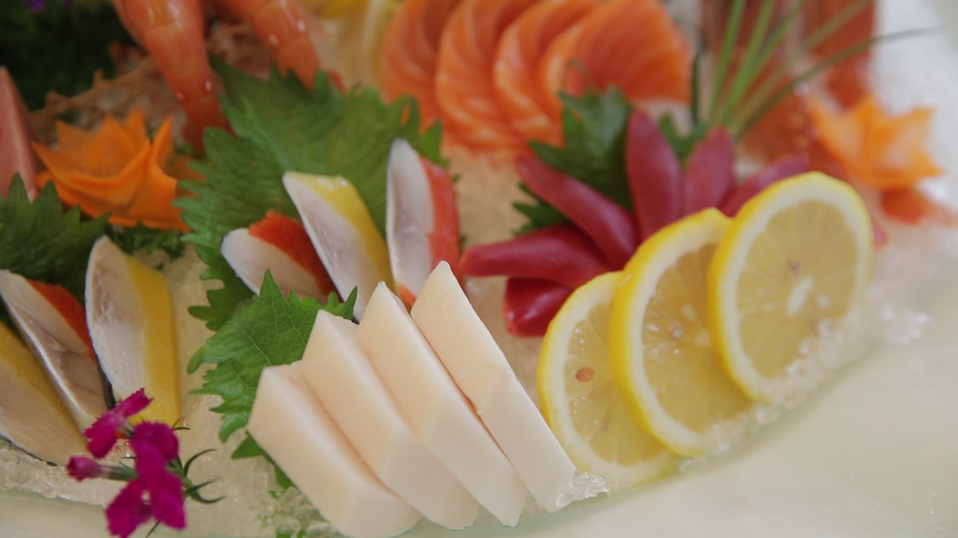 油甘鱼刺身比2台iphone还厚,入口即化的口感果然一级棒!