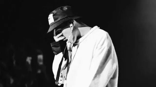 他是位嘻哈歌手，还是位语文老师，一个不一样的班主任——鬼卞