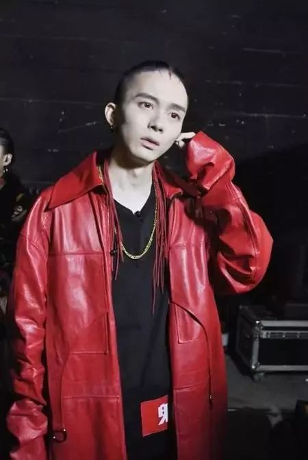 他是位嘻哈歌手，还是位语文老师，一个不一样的班主任——鬼卞