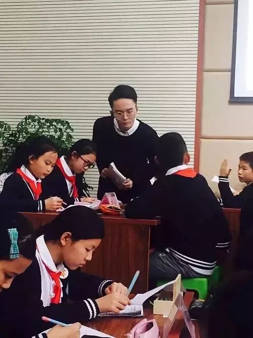 他是位嘻哈歌手，还是位语文老师，一个不一样的班主任——鬼卞