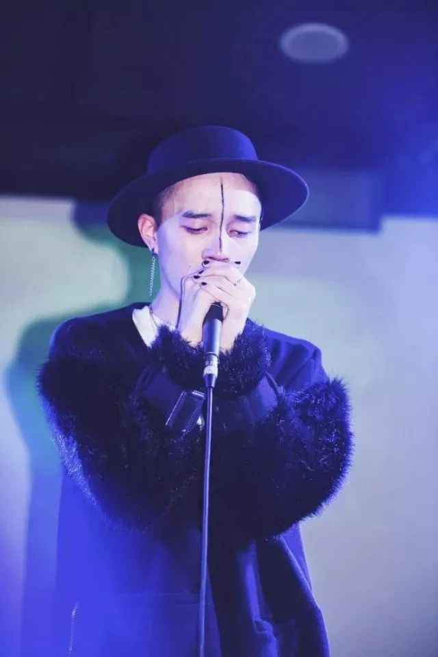 他是位嘻哈歌手，还是位语文老师，一个不一样的班主任——鬼卞