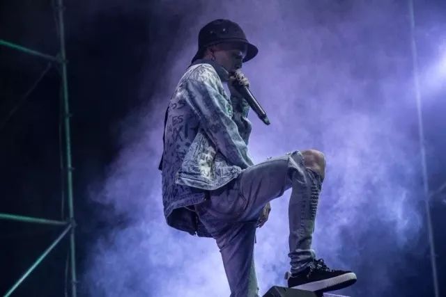 他是位嘻哈歌手，还是位语文老师，一个不一样的班主任——鬼卞