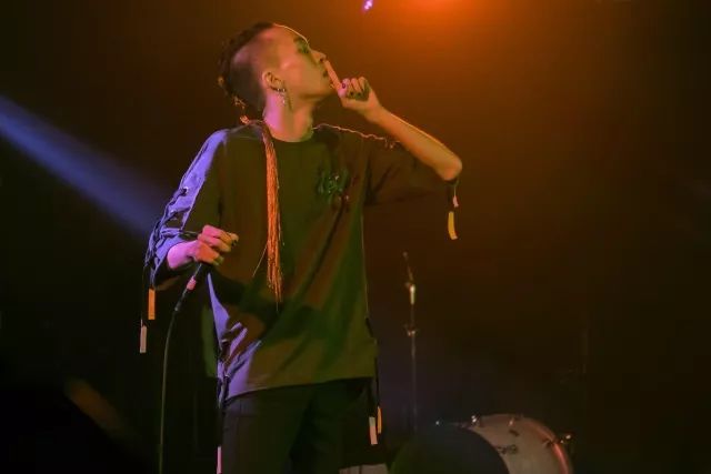 他是位嘻哈歌手，还是位语文老师，一个不一样的班主任——鬼卞