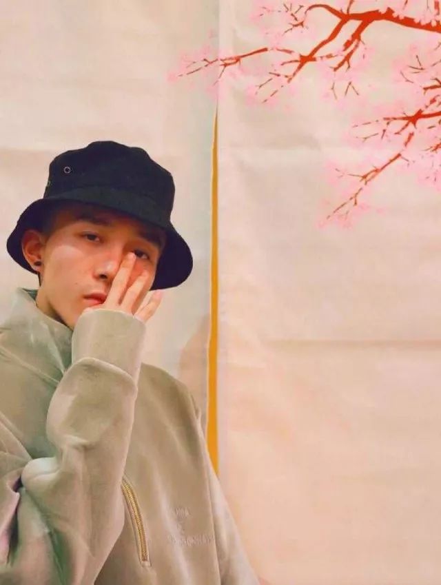 他是位嘻哈歌手，还是位语文老师，一个不一样的班主任——鬼卞