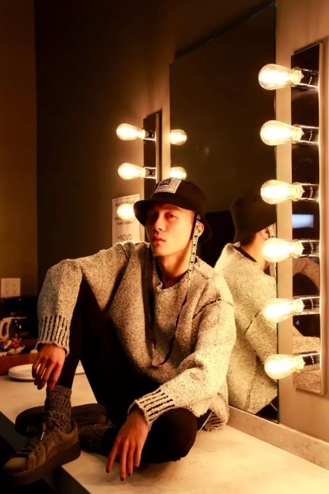 他是位嘻哈歌手，还是位语文老师，一个不一样的班主任——鬼卞