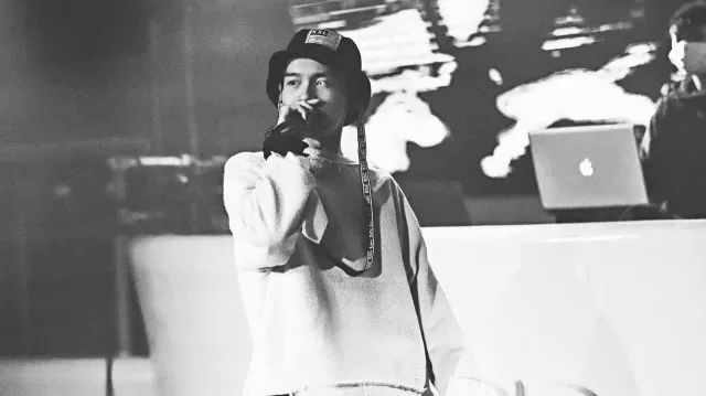 他是位嘻哈歌手，还是位语文老师，一个不一样的班主任——鬼卞