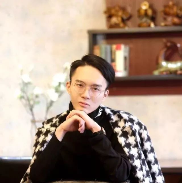 他是位嘻哈歌手，还是位语文老师，一个不一样的班主任——鬼卞