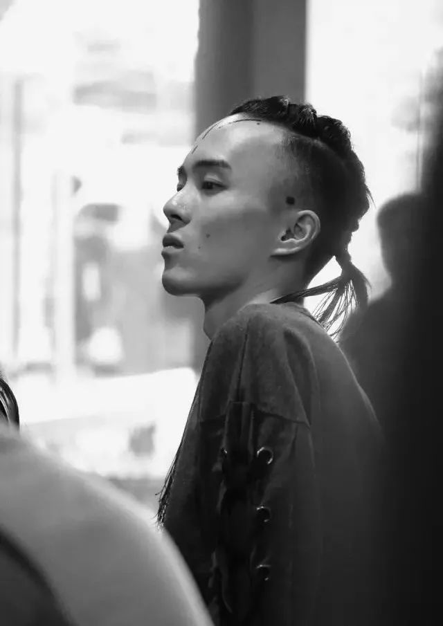 他是位嘻哈歌手，还是位语文老师，一个不一样的班主任——鬼卞