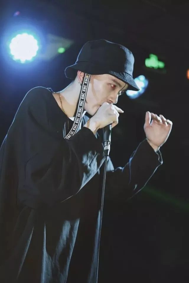 他是位嘻哈歌手，还是位语文老师，一个不一样的班主任——鬼卞