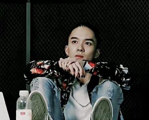 他是位嘻哈歌手，还是位语文老师，一个不一样的班主任——鬼卞