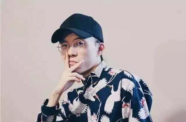 他是位嘻哈歌手，还是位语文老师，一个不一样的班主任——鬼卞