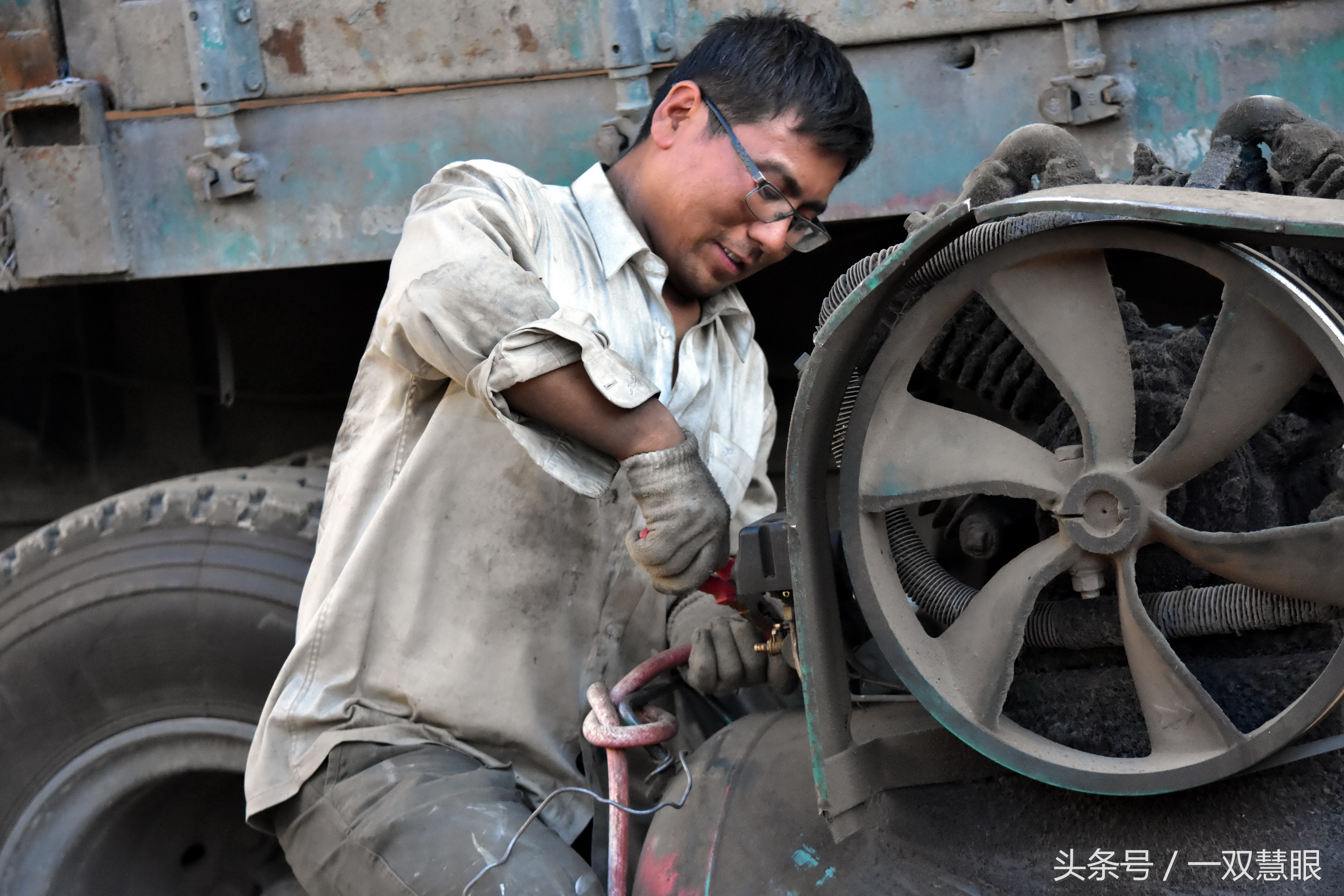 修车师傅摸爬滚打干着又脏又累的活，养家糊口劳动节也不能休息