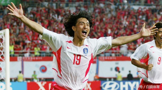 2002年世界杯韩国队对土耳其(国际足联官网视频回顾2002世界杯 称赞韩国队：巨人杀手！)