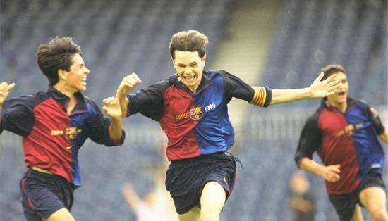 伊涅斯塔生涯获得多少冠军（谢幕！34岁伊涅斯塔22年狂揽36冠，两瞬间太感人最大遗憾拜FIFA所赐）-华海博客