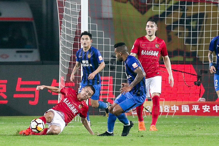 中超比赛今晚集锦（中超于汉超绝杀广州恒大1-0江苏苏宁四轮不败！赛后声音集锦！）-趣拿体育