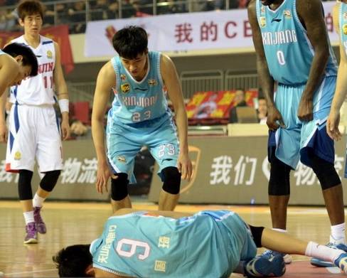 NBA鲍文妻子(CBA鲍文大婚表白爱妻遭网友硬怼！曾惹怒巩晓彬，周琦险被废)