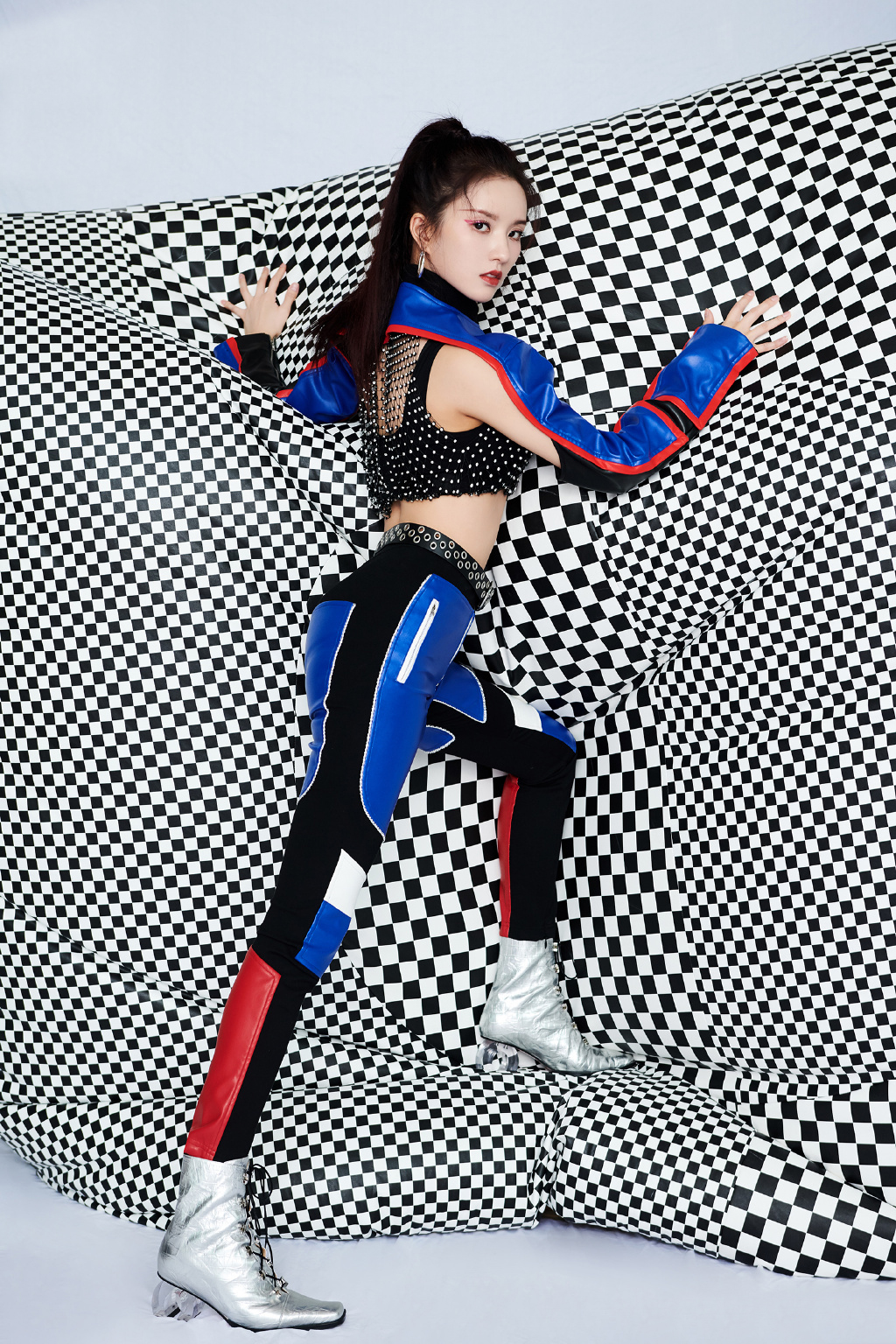 双马尾赛车(硬糖少女曝帅气写真,nene双马尾俏皮可爱,刘些宁成全团