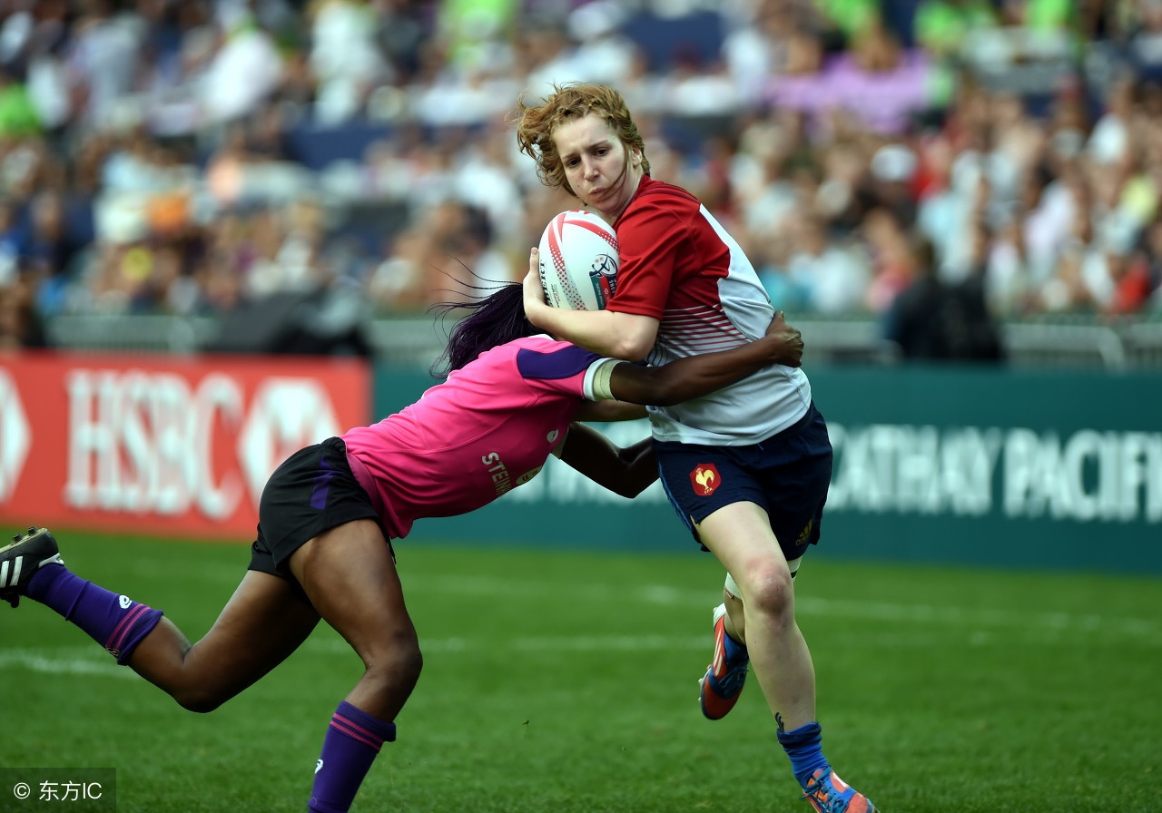 美国内衣橄榄球联赛lfl(美国女子橄榄球比赛 这种力量的冲撞男运动员