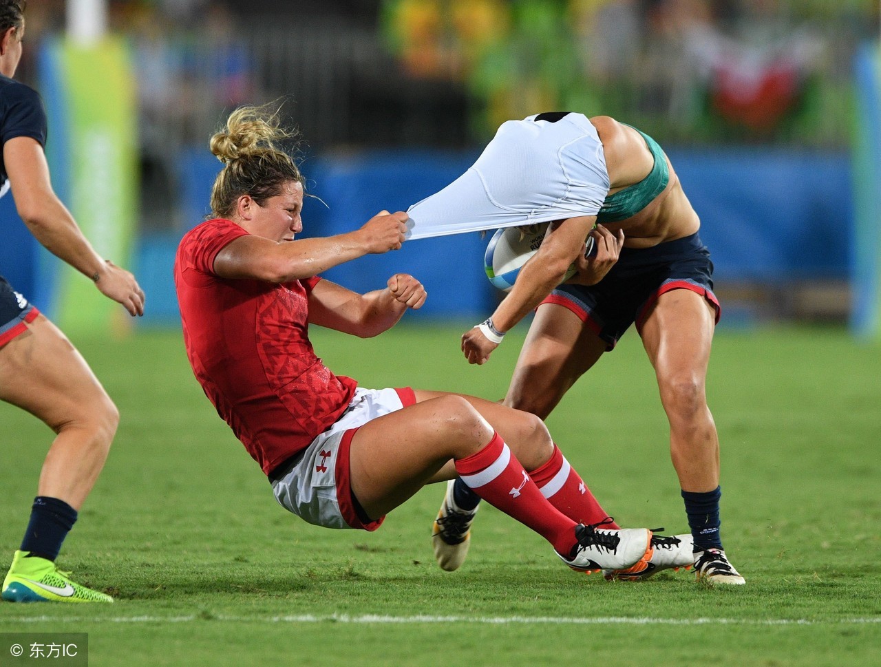 美国内衣橄榄球联赛lfl(美国女子橄榄球比赛 这种力量的冲撞男运动员