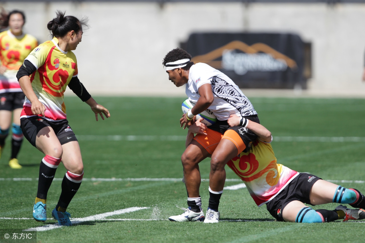 美国内衣橄榄球联赛lfl(美国女子橄榄球比赛 这种力量的冲撞男运动员