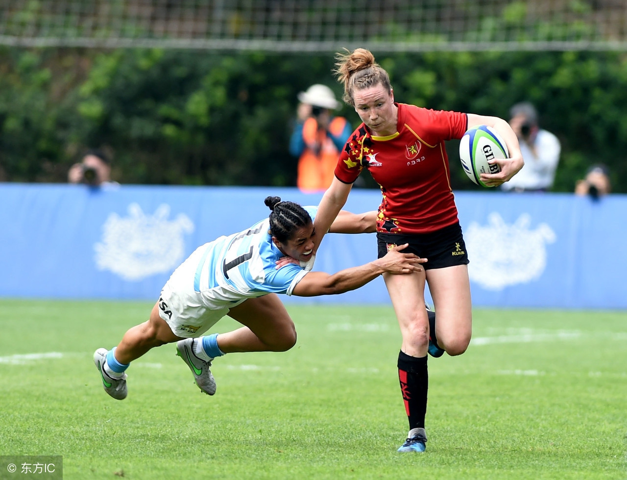 美国内衣橄榄球联赛lfl(美国女子橄榄球比赛 这种力量的冲撞男运动员