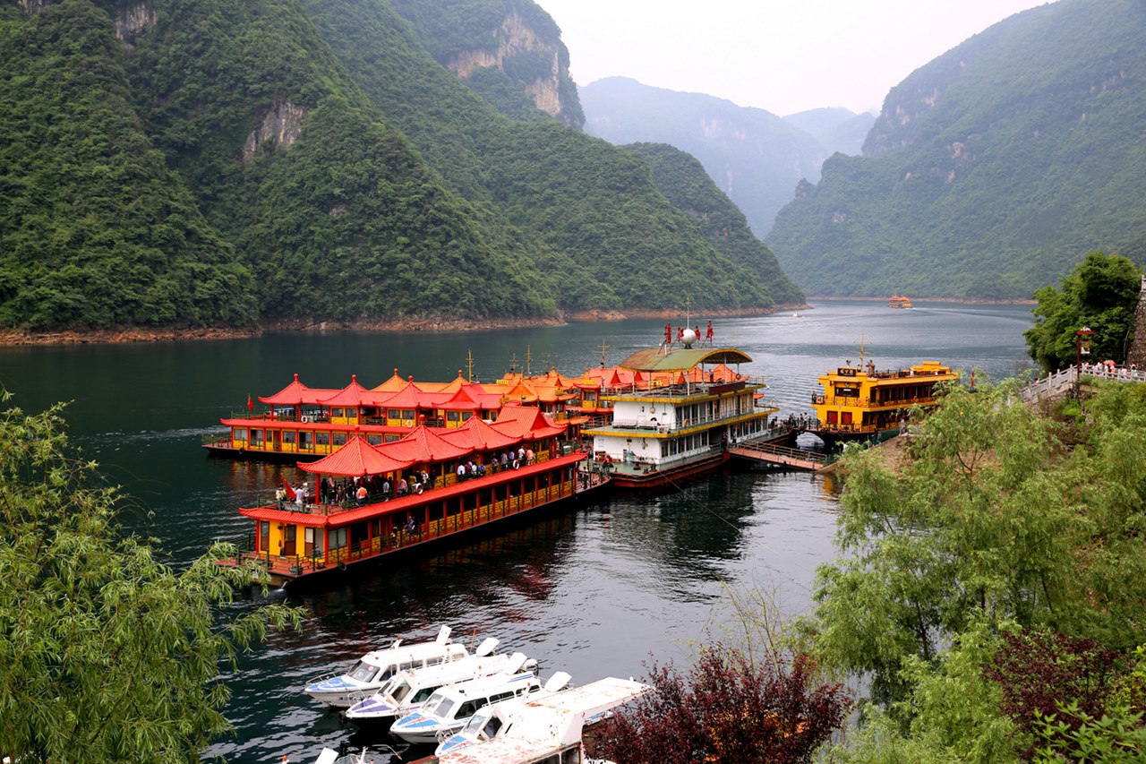 5,宜昌市长阳清江画廊景区长江三峡是瞿塘峡,巫峡,西陵峡的总称.