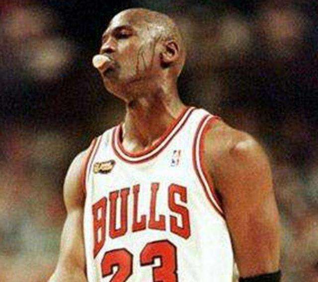 nba运动员为什么嚼口香糖（为什么足球运动员经常往地上吐痰，而篮球运动员却嚼口香糖？）