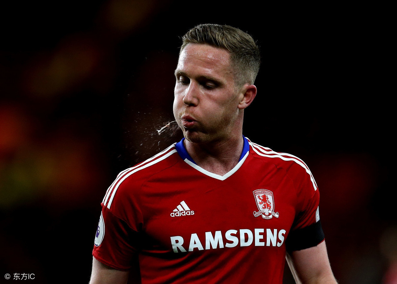 nba运动员为什么嚼口香糖（为什么足球运动员经常往地上吐痰，而篮球运动员却嚼口香糖？）