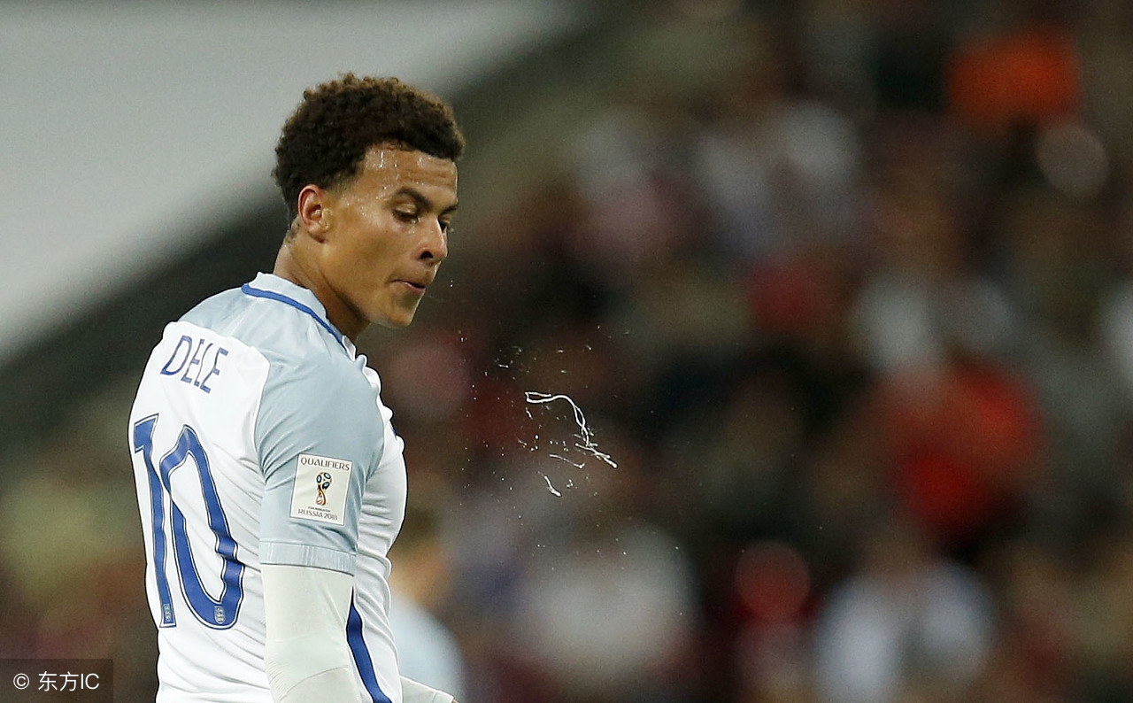 nba运动员为什么嚼口香糖（为什么足球运动员经常往地上吐痰，而篮球运动员却嚼口香糖？）