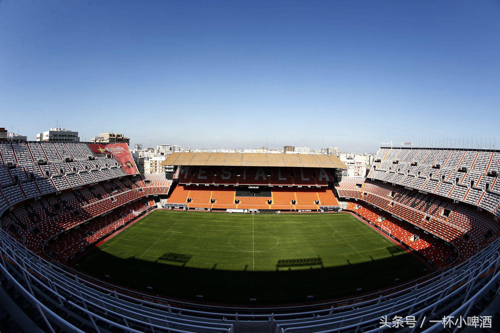 梅斯塔利亚球场皇家贝蒂斯主场上一次改建的时候原本就是要加顶棚的
