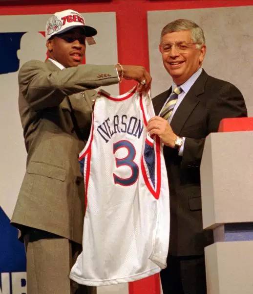 为什么艾弗森退出nba了（一度风光无限压着科比！生涯末期却四处流浪，这是艾弗森的故事）-华海博客