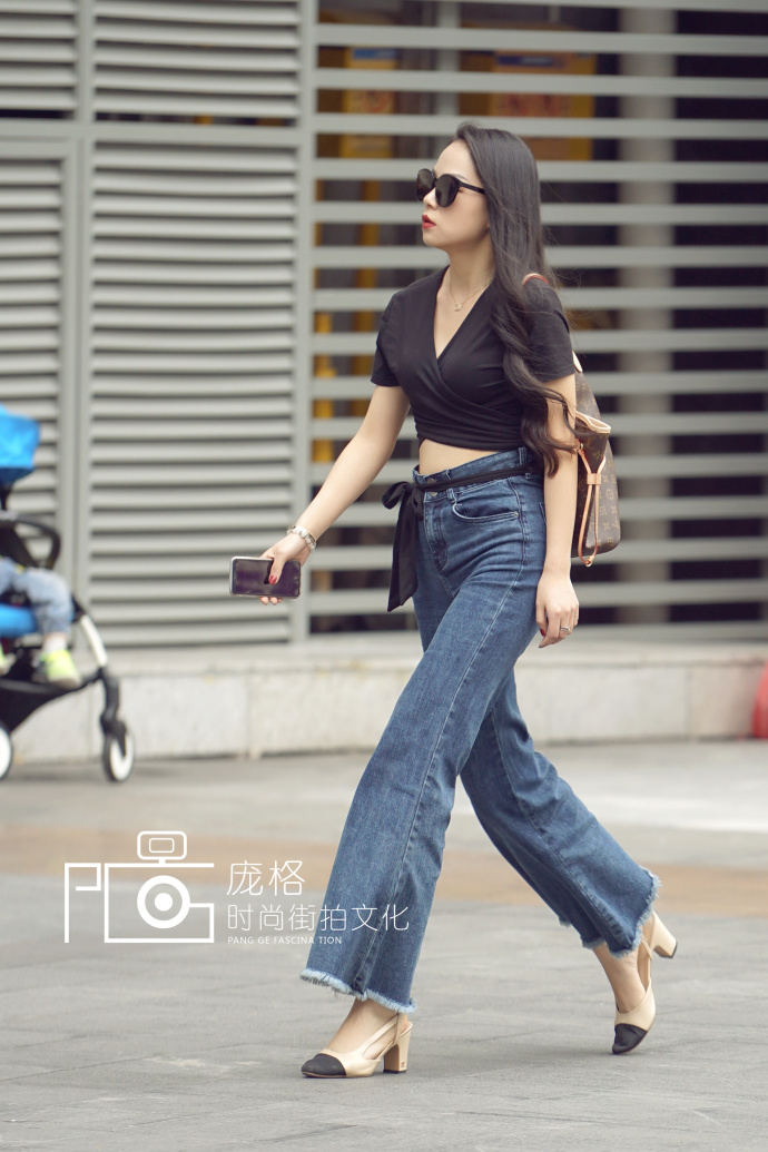 街拍：美女清纯风吊带短裙，满满的小女人风格