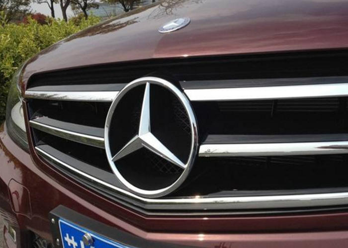 奔驰推出了平面大标,销量有了显著的增长,于是后期的新款车型都开始