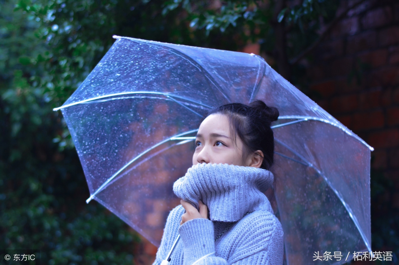 伤感图片女生雨中图片