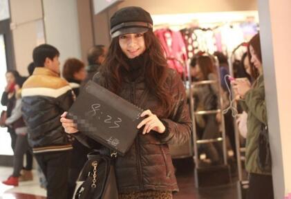 迪丽热巴大学时代街拍写真曝光 网友：纯天然美女