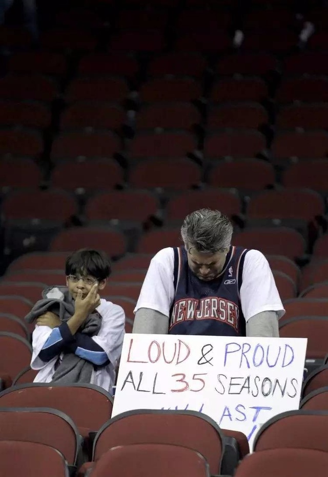 nba开场前为什么跳舞(6图看NBA球迷做的感人举动：冲进场喊詹皇回归，大叔为狼王跳舞)