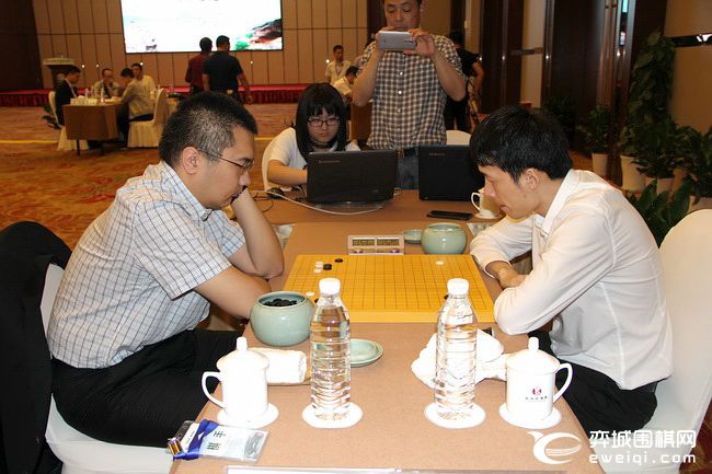 烂柯围棋在线对弈(正直播烂柯杯第二轮 柯洁VS江维杰 连笑VS谢科等)