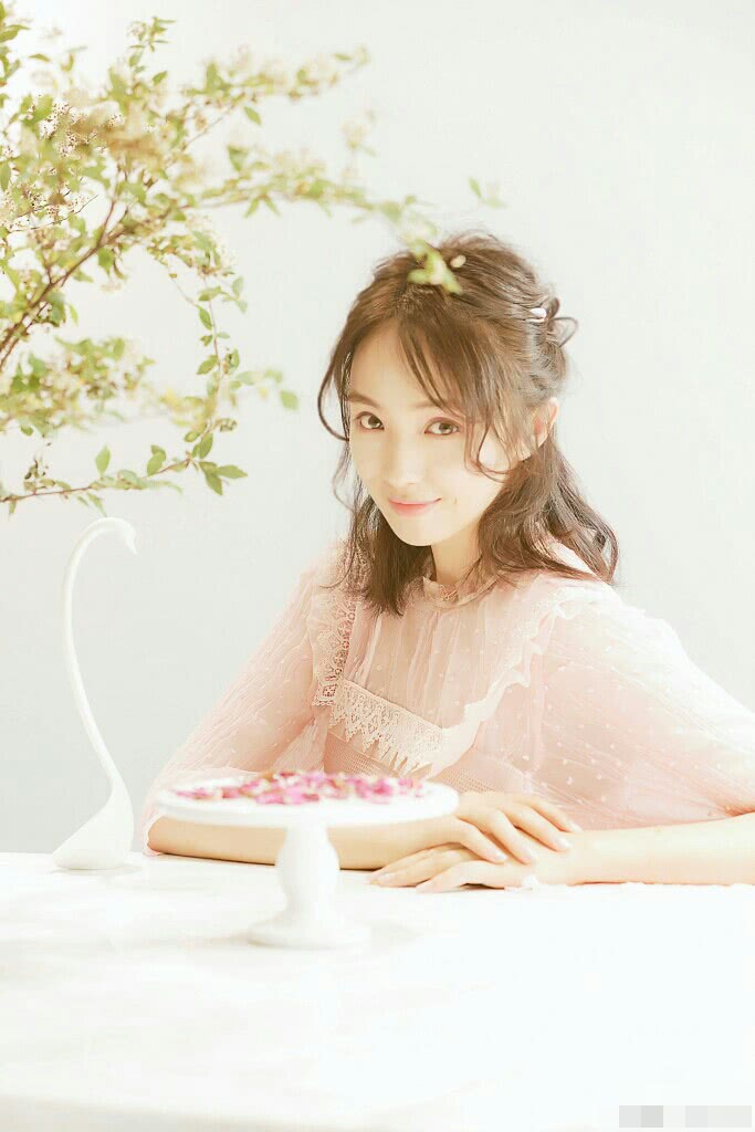 还有为了爱情等待百年的女神水碧,她的扮演者赵卓娜曾经还是舒蕾之星"