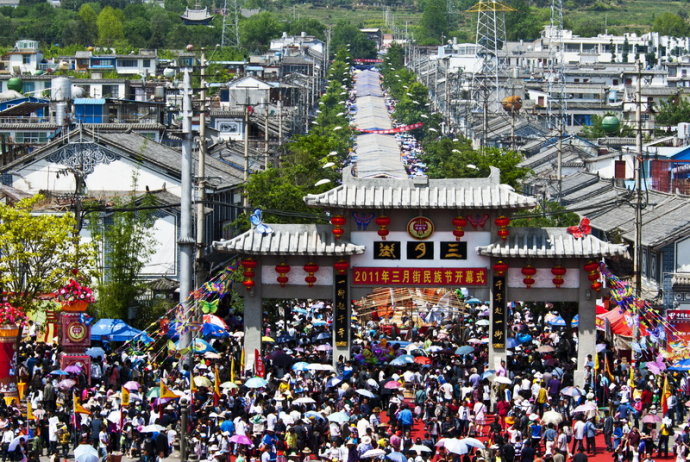 三月街街场在大理市古城西城门外,街场占地90亩.